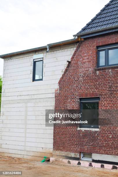 construction d’agrandissement dans le quartier résidentiel d’oberhausen - travaux dagrandissement photos et images de collection