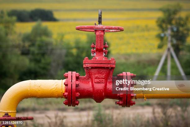 oil field valve - russian culture stockfoto's en -beelden