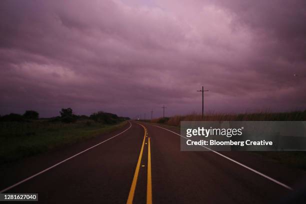 empty highway - texas road stock pictures, royalty-free photos & images