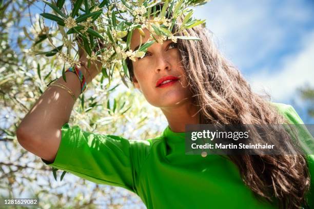 frau in grünem kleid in olivenhain - blick in die ferne - frau beauty stock pictures, royalty-free photos & images