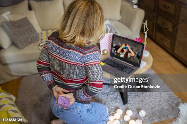 de vrouw is op videopraatje met vrienden - chat noel stockfoto's en -beelden