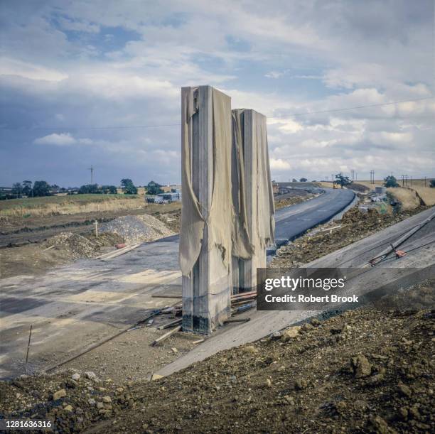 piers of unfinished bridge at construction site of the a14 trunk road in 1992. - 1992 fotografías e imágenes de stock