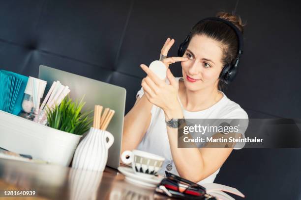 business frau im homeoffice mit laptop beim online meeting - red eye stock-fotos und bilder