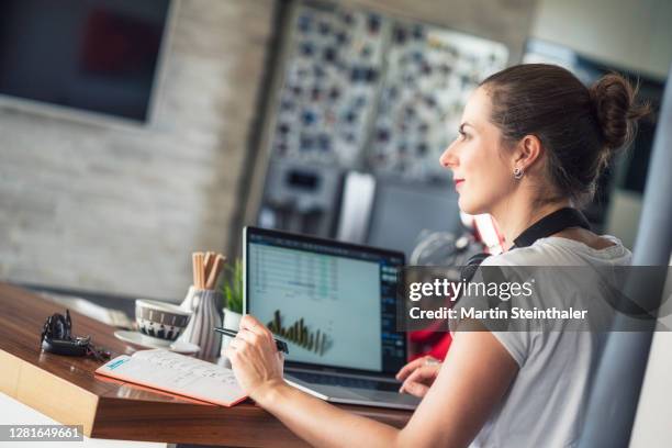 business frau im homeoffice mit laptop beim online meeting - frau ストックフォトと画像