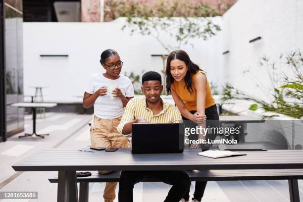 jede option hat verdienst - african creative with laptop working outside stock-fotos und bilder