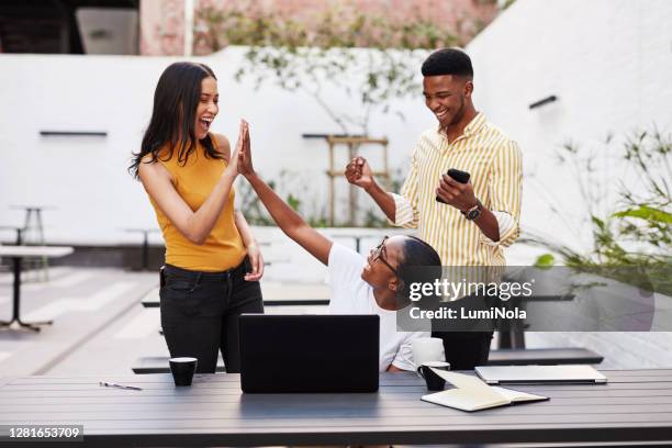 momenten van vreugde maken het de moeite waard - african creative with laptop working outside stockfoto's en -beelden