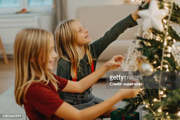 tvillingflickor som dekorerar till jul - twin girls bildbanksfoton och bilder