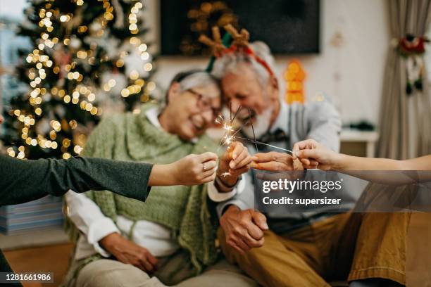 multigenerationele familie viert kerst-nieuwjaar - 75 year old pensioners stockfoto's en -beelden