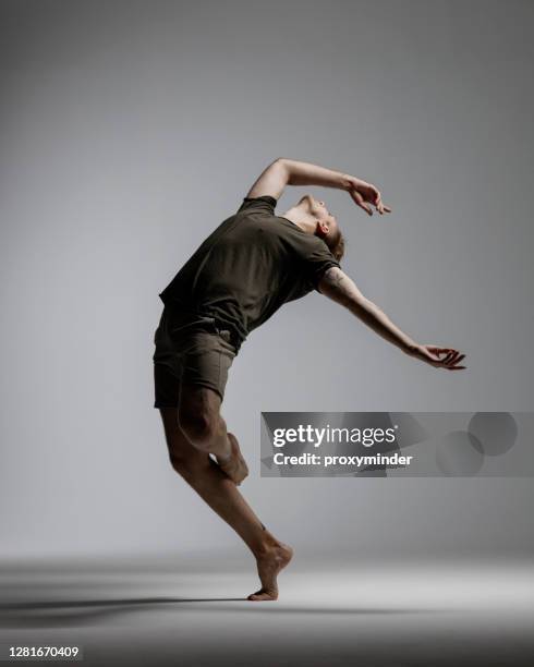modern manlig dansare på grå bakgrund - performer bildbanksfoton och bilder