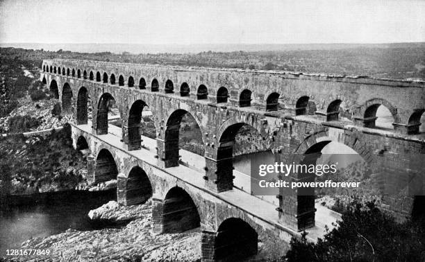 illustrations, cliparts, dessins animés et icônes de aqueduc romain du pont du gard à nîmes , france - 19ème siècle - le pont du gard