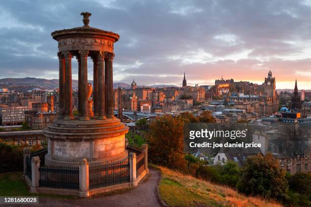 dramatic sunset, dugald stewart monument, calton hill, edinburgh, scotland - balmoral hotel 個照片及圖片檔