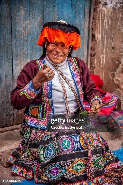 mujer peruana que vende recuerdos en ruinas incas, pisac, valle sagrado, perú - chinchero fotografías e imágenes de stock