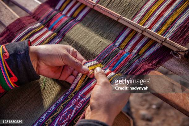 peruaanse vrouw die, de heilige vallei, chinchero weven - peruvian culture stockfoto's en -beelden