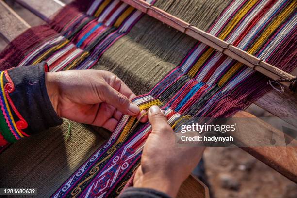 peruaanse vrouw die, de heilige vallei, chinchero weven - weven stockfoto's en -beelden