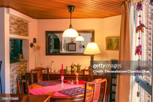 bogota, kolumbien - der gemütliche essbereich mit chinesischen palisandermöbeln in einer kleinen wohnung in einem mittelklasse-gebiet im nördlichen teil der südamerikanischen hauptstadt - anrichte stock-fotos und bilder