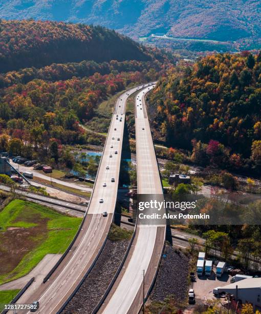 luftaufnahme der hohen brücke über den lehigh river am pennsylvania turnpike, die an einem sonnigen tag im herbst zwischen den bergen in appalachian liegt. hochauflösendes, genähtes vertikales panorama. - pocono stock-fotos und bilder