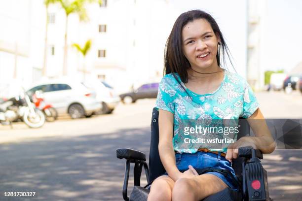 teenager mit behinderung - lernbehinderung stock-fotos und bilder