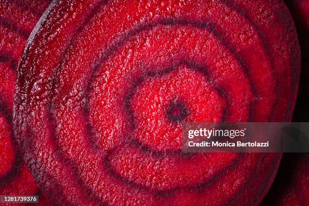 red beetroot close up - beterraba tubérculo imagens e fotografias de stock