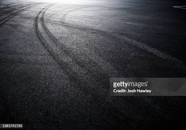 asphalt road - asfalt stockfoto's en -beelden