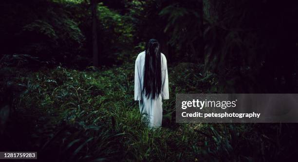 espeluznante mujer fantasma japonesa en un bosque - ghost fotografías e imágenes de stock