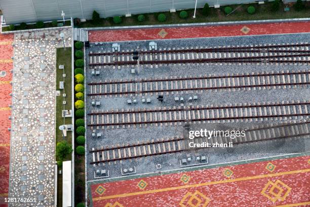 train track - train tracks end stock pictures, royalty-free photos & images