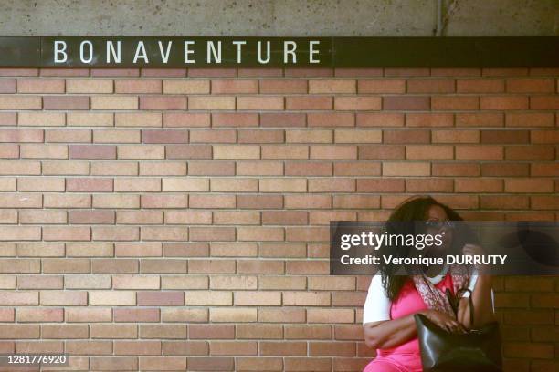 Femme attendant le métro à la station Bonaventure, 21 septembre 2016, Montreal, Canada.