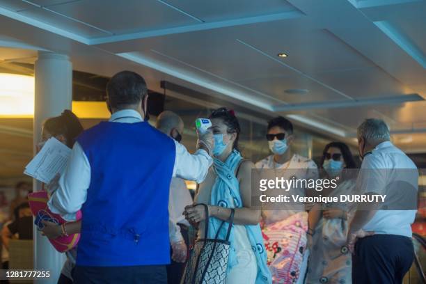 Test de température et masques obligatoires dans un ferry pour se protéger du Coronavirus COVID-19, le 13 aout 2020, Cyclades, Grèce