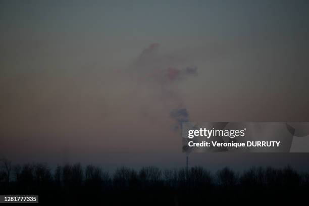 Cheminée d'usine crachant sa fuméee dans la campagne aux environs de Belgrade, 30 décembre 2017, Serbie.