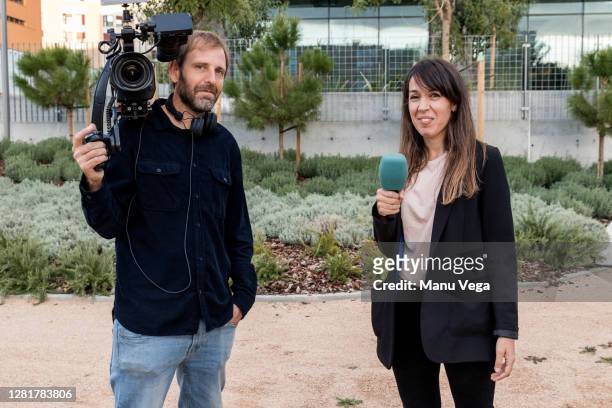 behind the scenes of a journalist and a cameraman - stock photo - camera operator stock-fotos und bilder