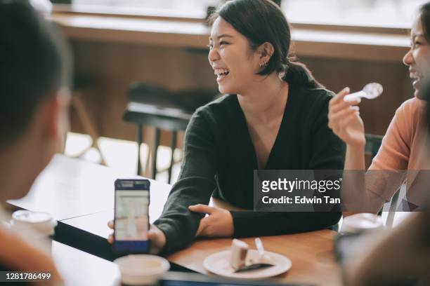 asiatische chinesische junge erwachsene freunde treffen sich im café - coffee meeting with friends stock-fotos und bilder