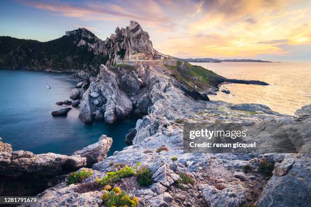 cap des mèdes - porquerolles imagens e fotografias de stock