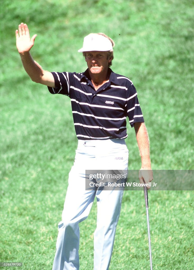 Wayne Grady Acknowledges Crowd