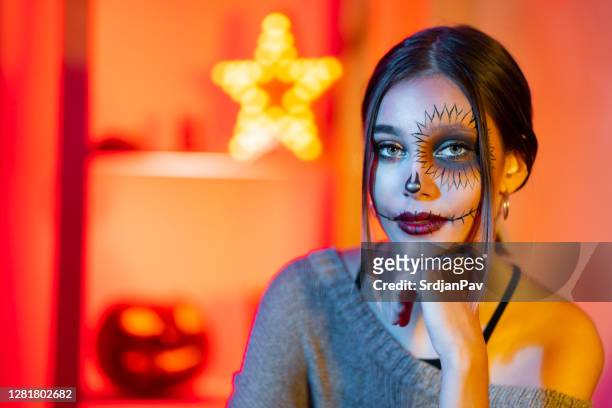 retrato de una chica atractiva con un traje de halloween aterrador y hermoso. - zombie makeup fotografías e imágenes de stock