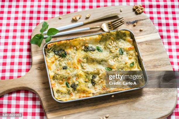 baked lasagne with pesto and cheese - lasagna fotografías e imágenes de stock