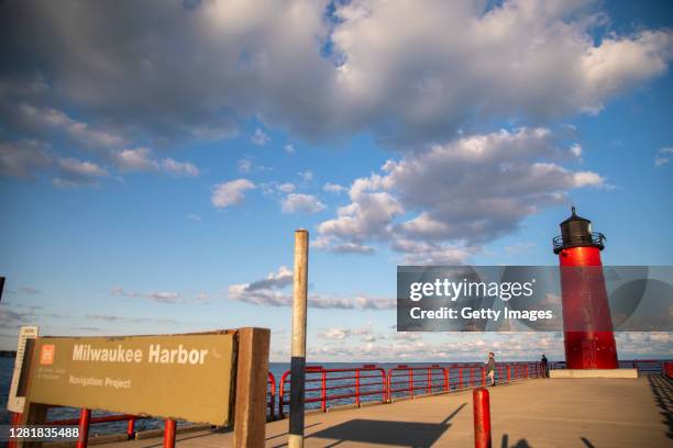 day, outdoor, milwaukee pierhead lighthouse, milwaukee, wi - milwaukee wisconsin stock-fotos und bilder