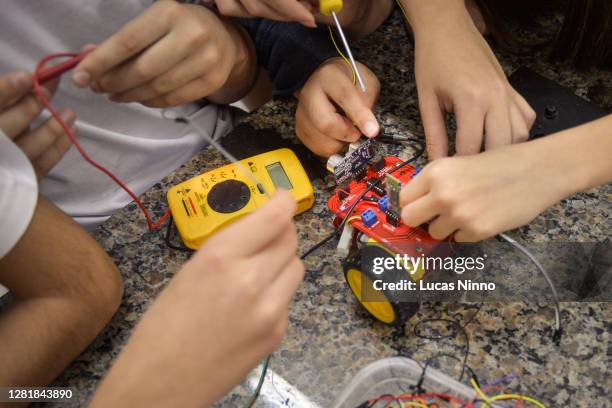 students learning robotics - contestant stock pictures, royalty-free photos & images