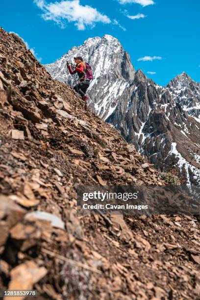 hiker climbing in front of mount even-thomas in kananskis country - kananaskis - fotografias e filmes do acervo
