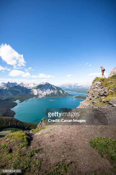 hiker on sarrail ridge summit above kananaskis lakes in alberta - kananaskis stock-fotos und bilder