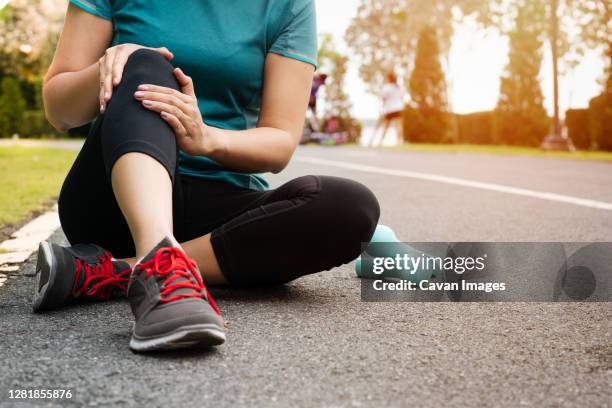 fitness woman runner feel pain on knee. outdoor exercise activit - knee pain stockfoto's en -beelden