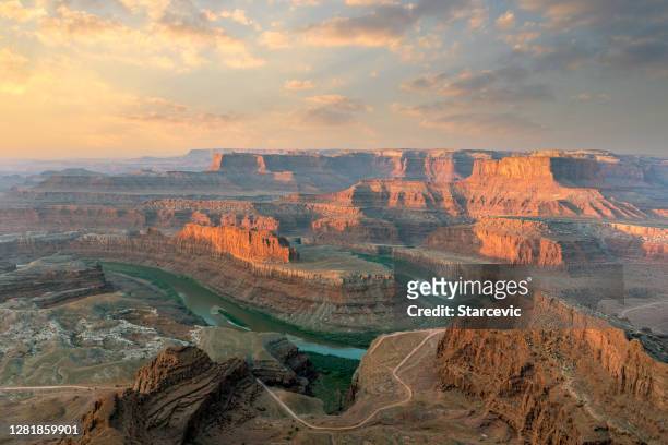 nascer do sol sobre o rio colorado no sudoeste dos eua paisagem - grand canyon - fotografias e filmes do acervo