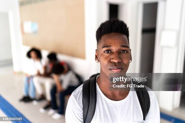 portret van een student in de universitaire gang - exam hall stockfoto's en -beelden