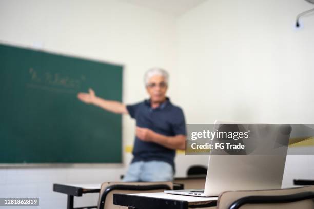 teacher using laptop to do an online / video class - teaching remotely stock pictures, royalty-free photos & images