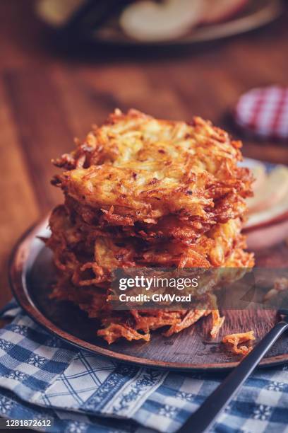 rösti kartoffelpuffer in heimischen küche vorbereiten - baked sweet potato stock-fotos und bilder