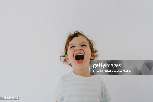 porträt des kleinen jungen - boy singing stock-fotos und bilder