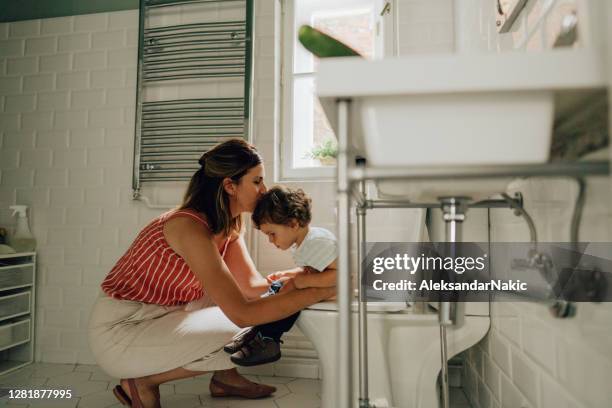 entrenamiento para ir al baño en curso - boys pee fotografías e imágenes de stock