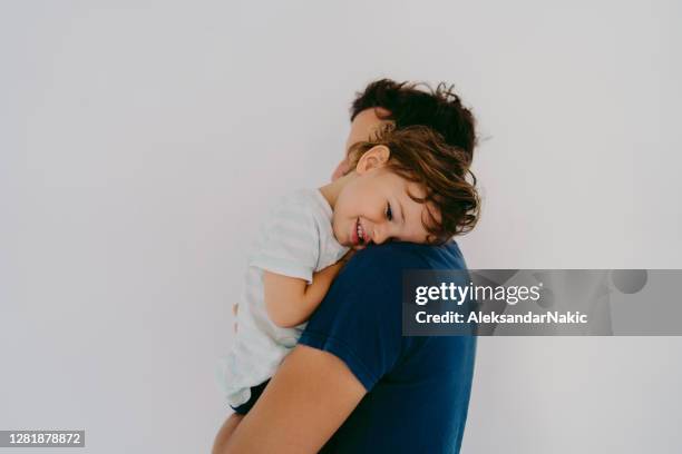 retrato del joven padre y su hijo - happy fathers day fotografías e imágenes de stock