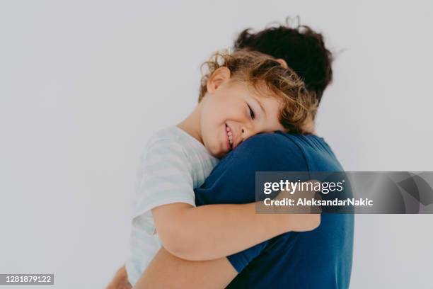 retrato del joven padre y su hijo - toddler boy fotografías e imágenes de stock