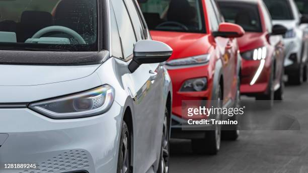 elektrofahrzeuge auf einem öffentlichen parkplatz auf einer straße - fleet cars stock-fotos und bilder