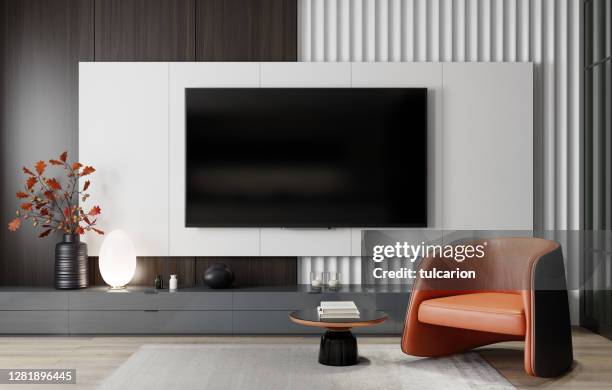 8k tv sala de estar minimalista moderna con tv plana - monitor-de-pantalla-plana fotografías e imágenes de stock