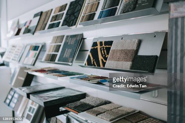 mostra il display della stanza con variazione delle scelte sul tipo di pavimentazione del tappeto - salone d'esposizione foto e immagini stock